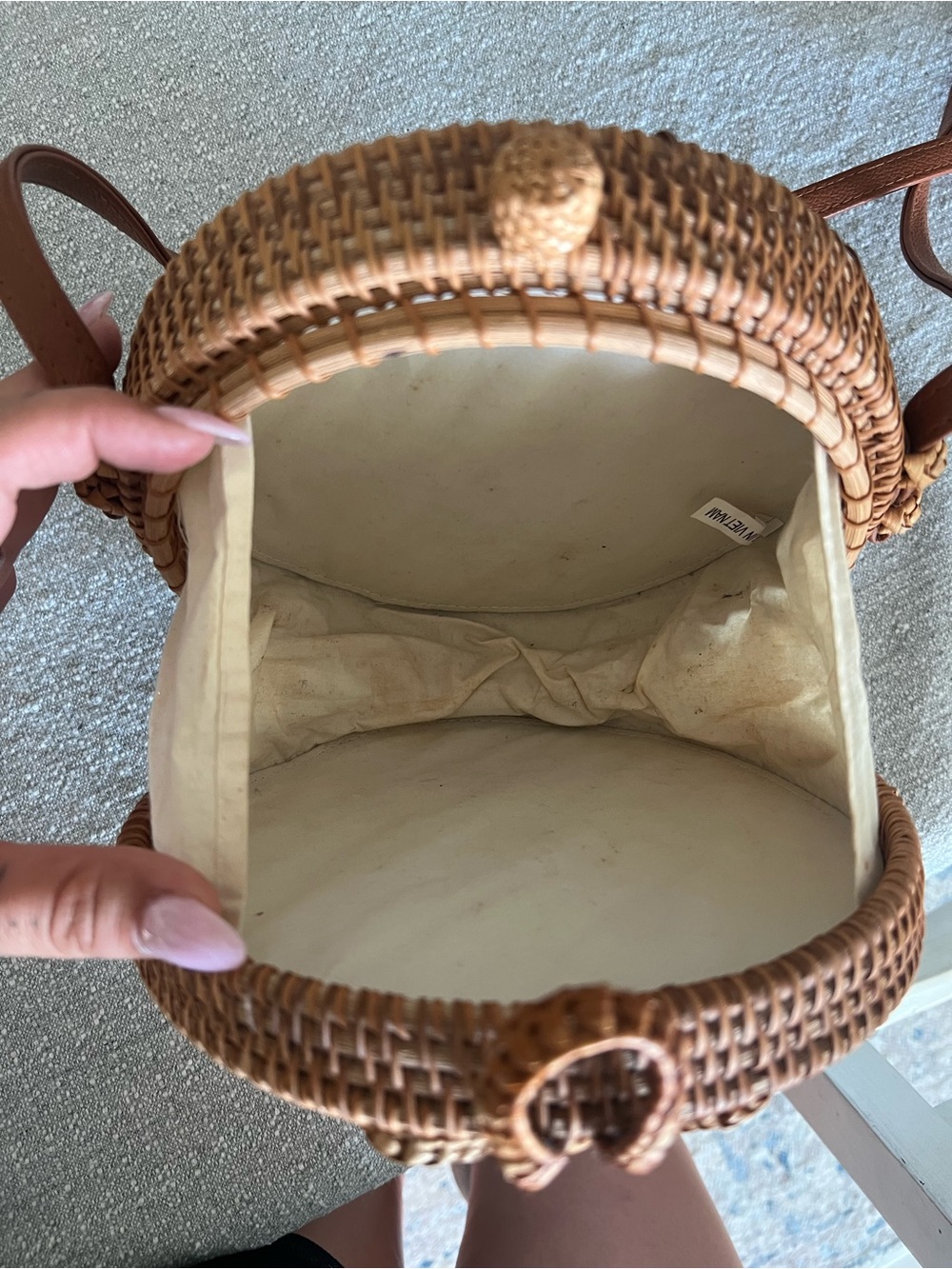 UNBRANDED • round rattan woven crossbody purse - Picture 4 of 9